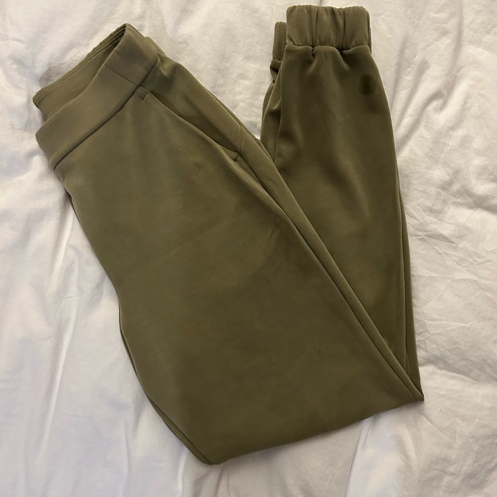 Lululemon Softstreme Jogger in Green